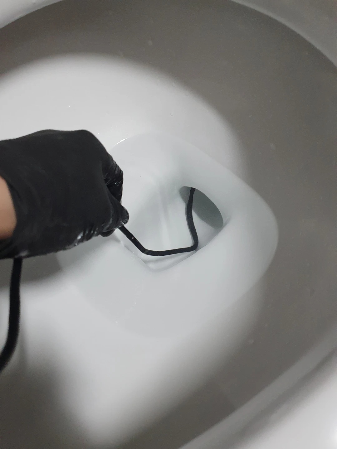 변기 내부 관통 작업 사진