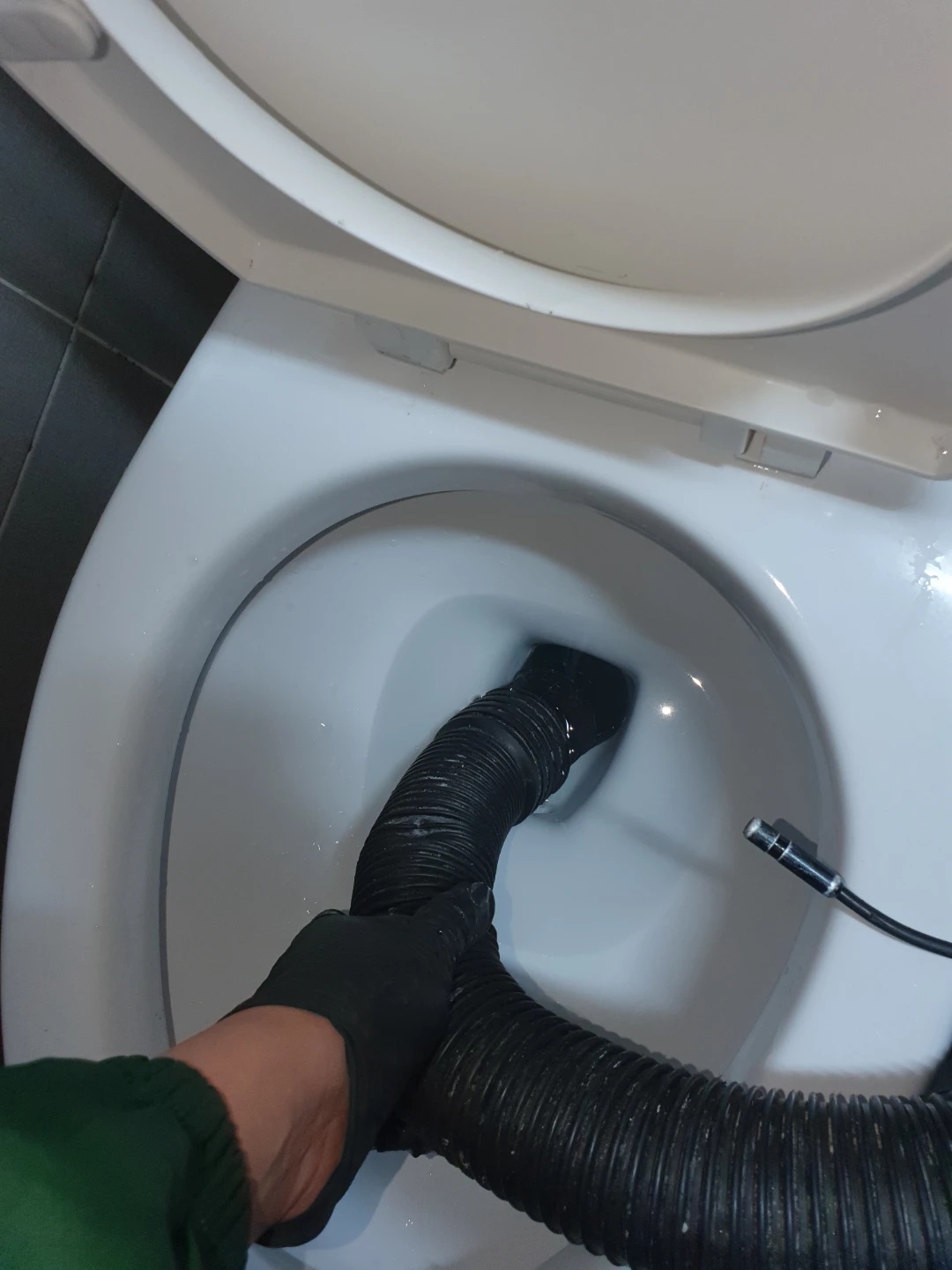 변기 내부 흡입 장비 작업 사진